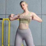 Banda elástica de silicona para yoga, mujer, entrenando brazos y abdomen.