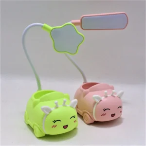 Lámpara de escritorio flexible con base de carro verde, ideal para niños.