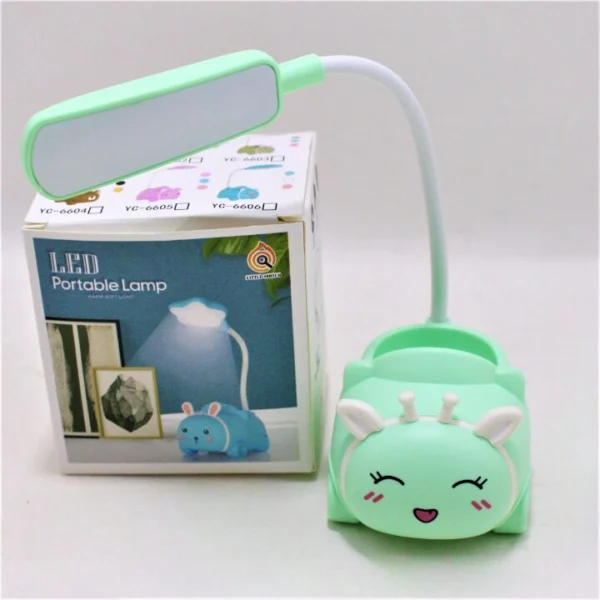 Lámpara de escritorio flexible con diseño de carro en color verde menta, ideal para niños.