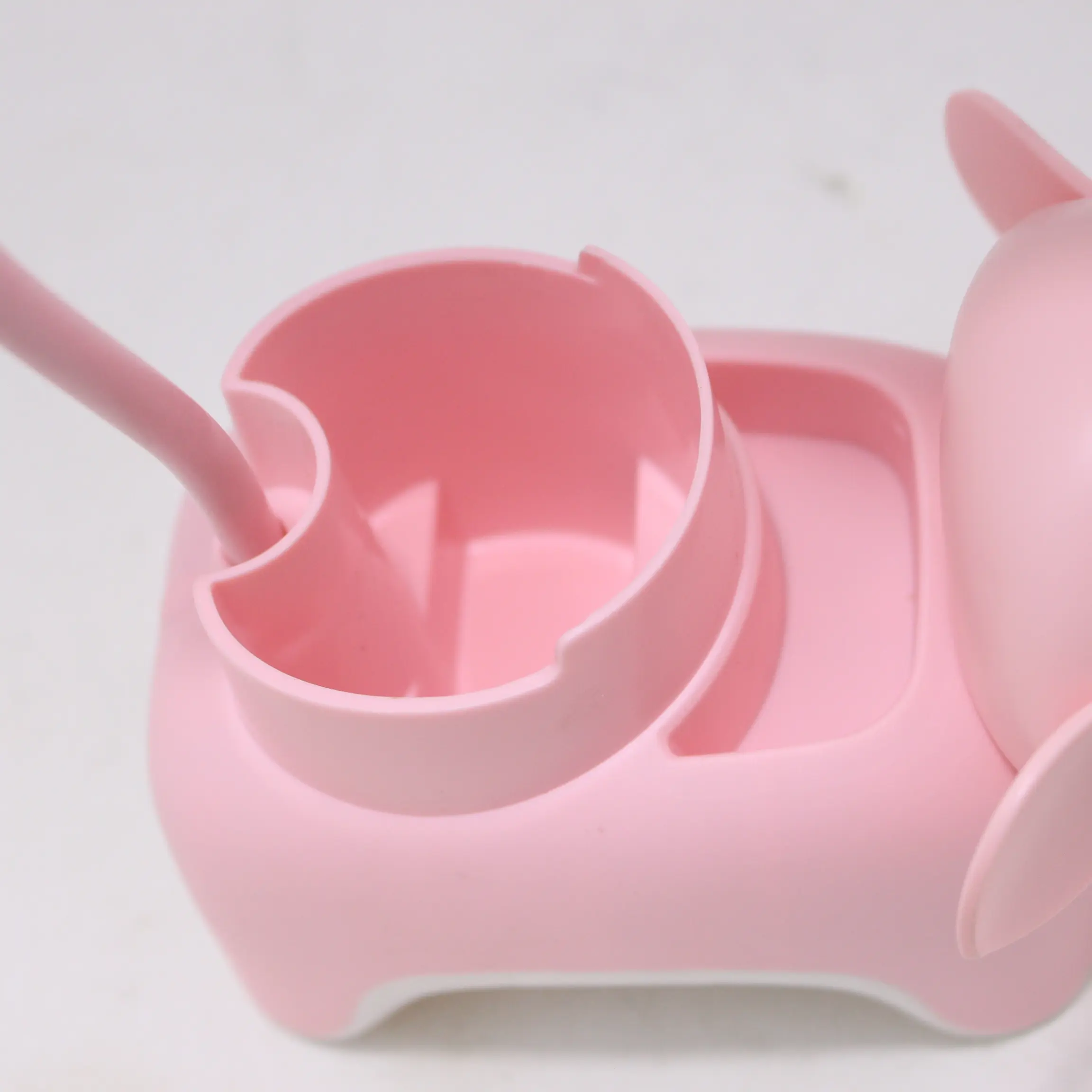 Lámpara de escritorio flexible con forma de animal rosa, ideal para niños.