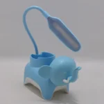 Lámpara flexible de escritorio azul con forma de elefante y portalápices.