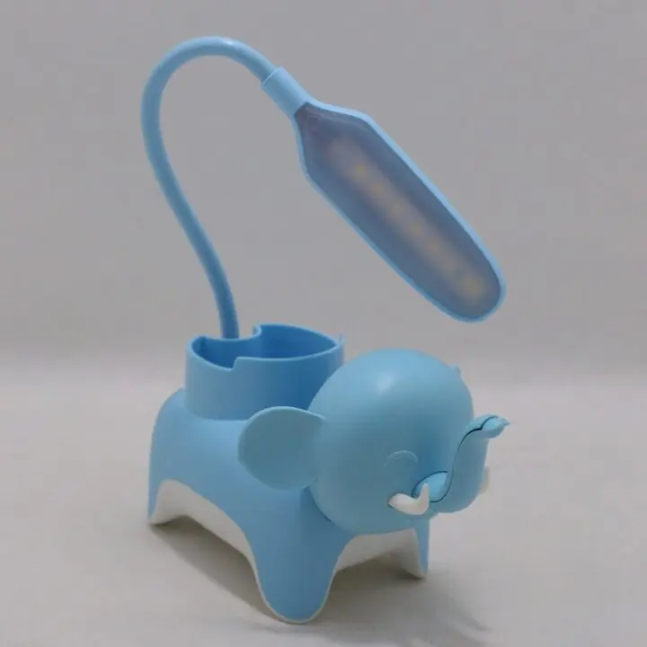 Lámpara flexible de escritorio azul con forma de elefante y portalápices.