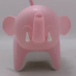Lámpara de escritorio flexible con forma de elefante rosa, ideal para niños.