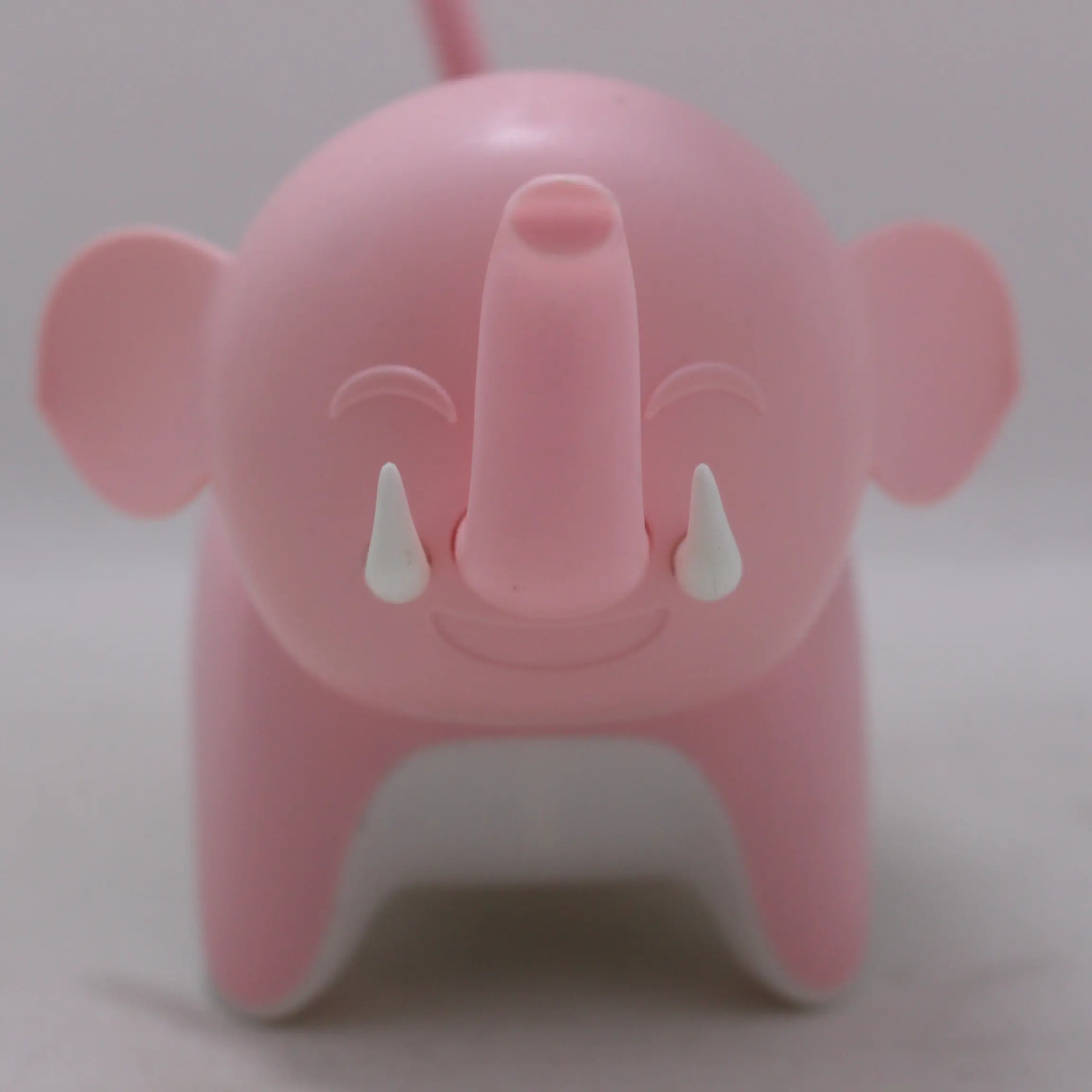 Lámpara de escritorio flexible con forma de elefante rosa, ideal para niños.