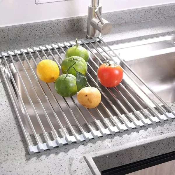 Escurridor enrrollable para secar platos y frutas sobre el lavaplatos.