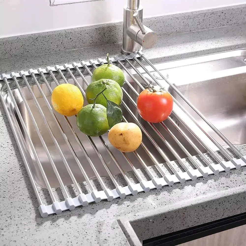 Escurridor enrrollable para secar platos y frutas sobre el lavaplatos.