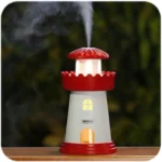 Difusor de aroma faro ambientador con luz LED, estilo faro, emite vapor.
