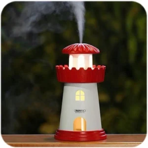 Difusor de aroma faro ambientador con luz LED, estilo faro, emite vapor.