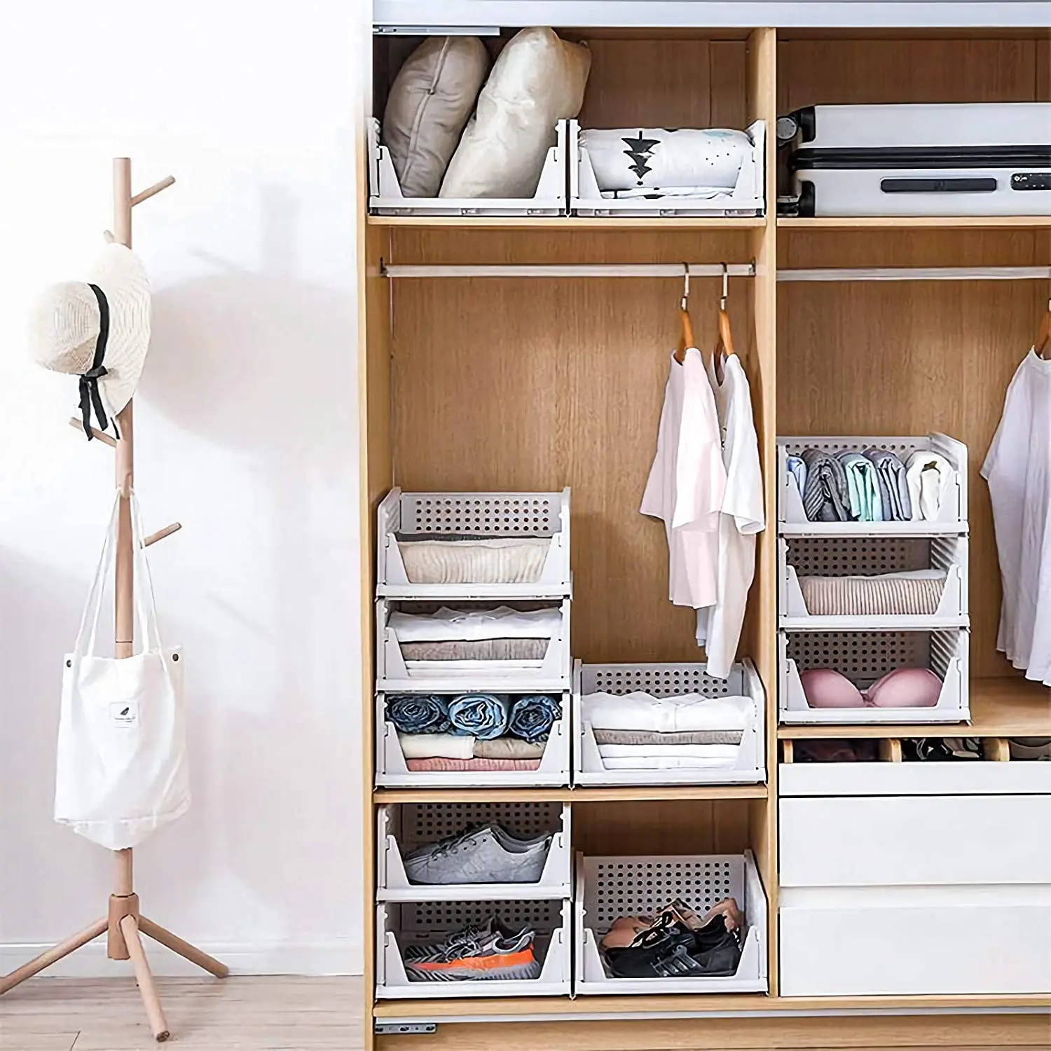 Organizador de armario apilable con cestas blancas, ropa y zapatos organizados.