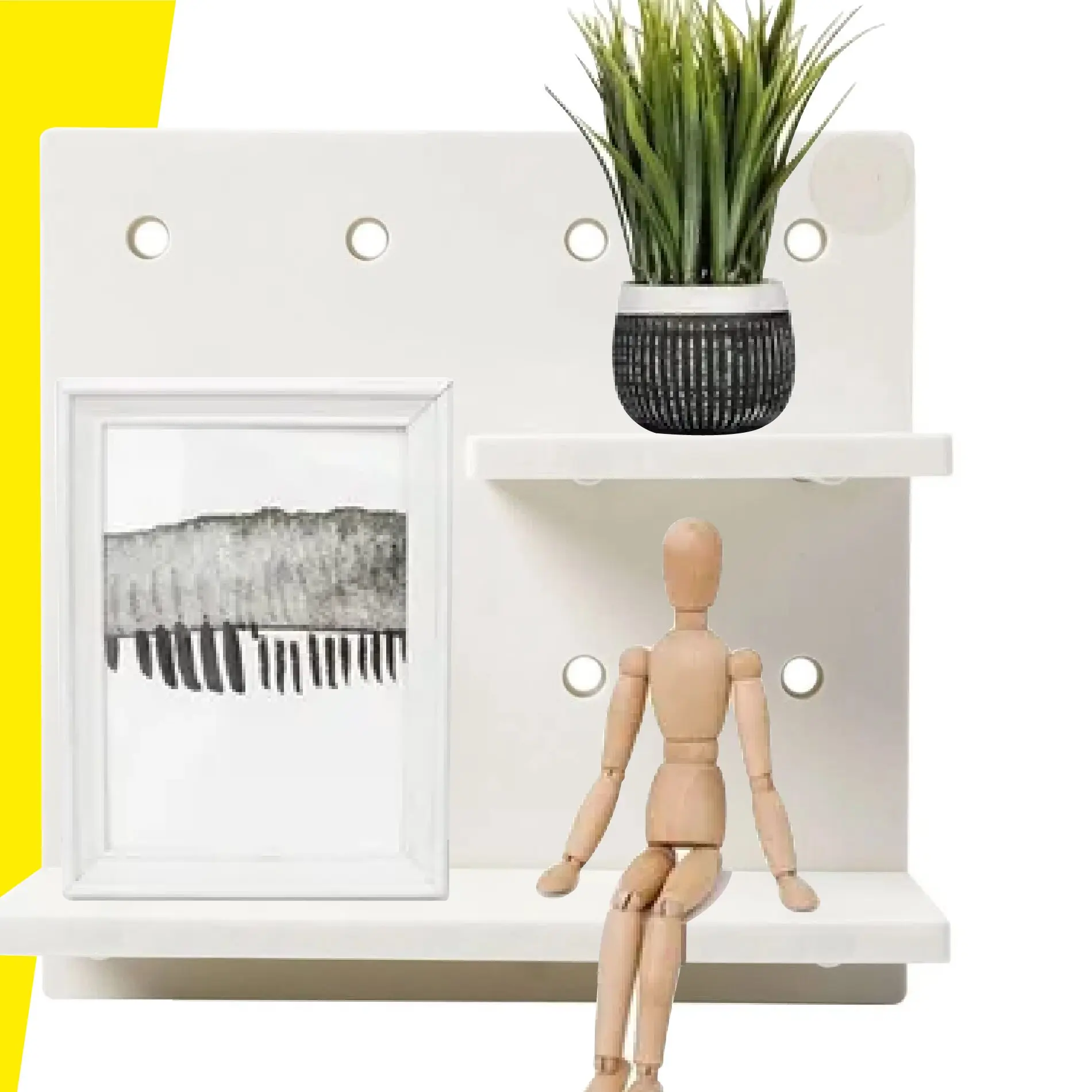 Repisa organizador de pared perforada con cuadro y muñeco articulado.