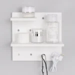 Repisa organizador blanco perforado con frascos de crema y cable USB.