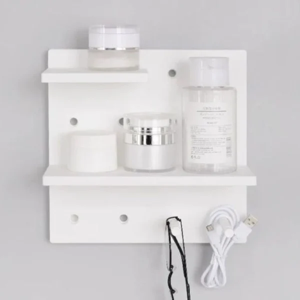 Repisa organizador blanco perforado con frascos de crema y cable USB.