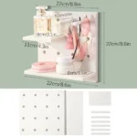 Repisa organizadora de pared perforada con ganchos para colgar perfumes y gafas.