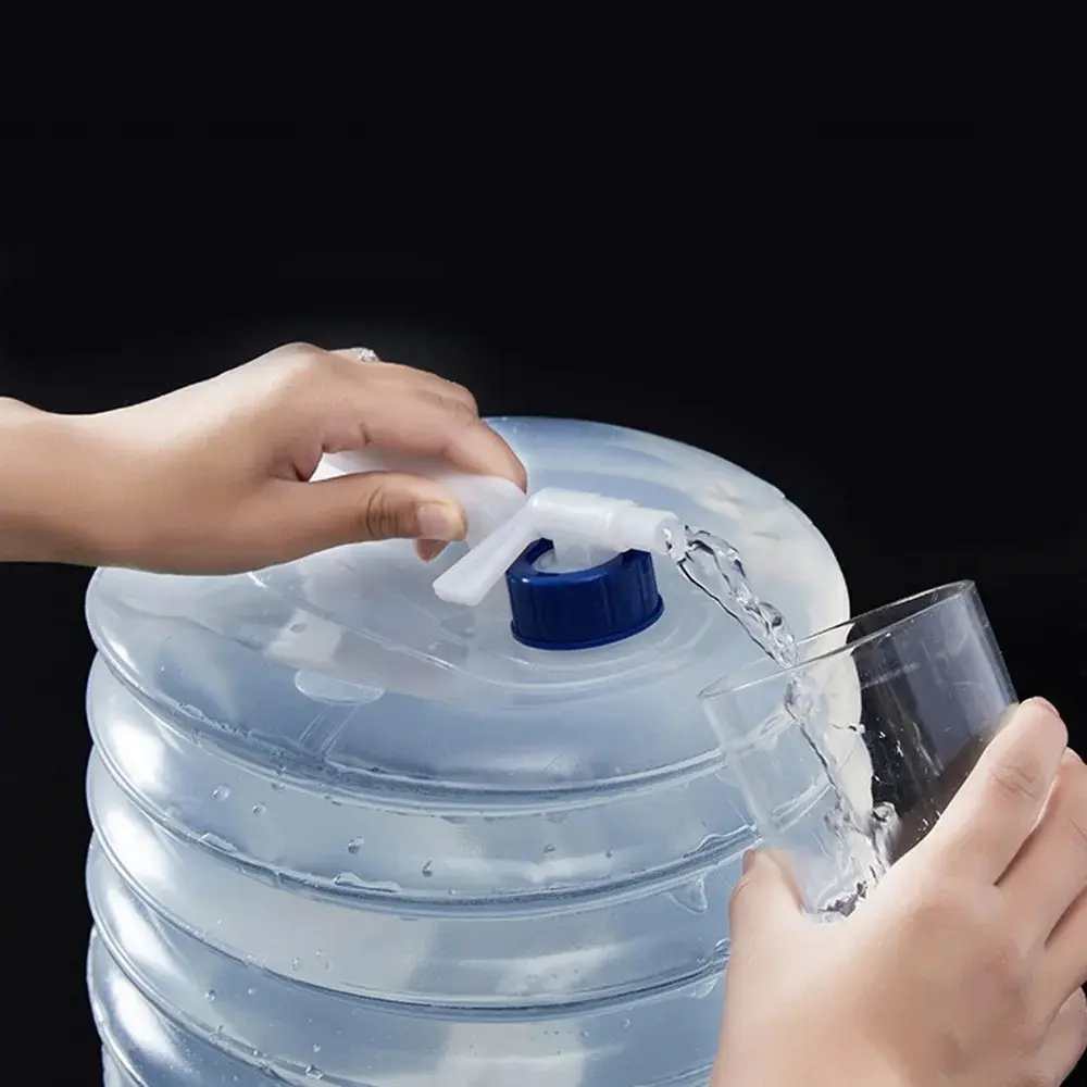 Botellón plegable de agua 5L dispensando líquido en vaso transparente.