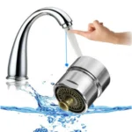 Grifo ahorrador de agua plateado, con chorro dirigido y accesorio difusor en acción.
