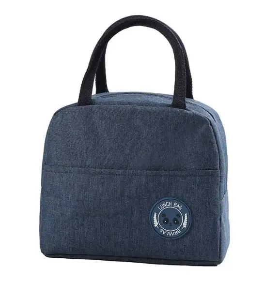 Lonchera térmica azul con parche de panda, ideal para almuerzos.