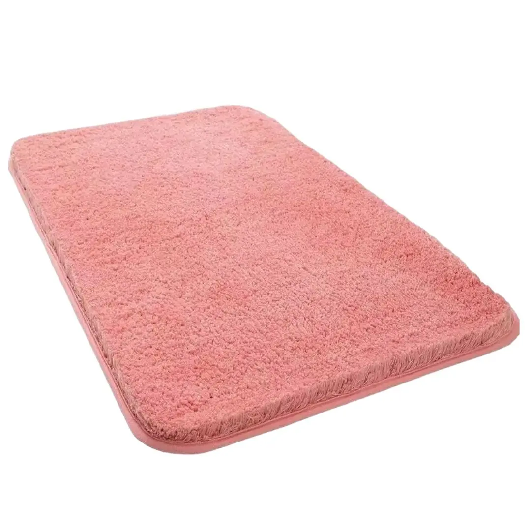 Tapete alfombra absorbente rosa suave, con borde detallado.