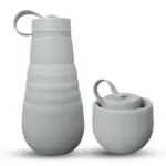 Botella de silicona plegable gris de 500ml con asa, termo portátil.