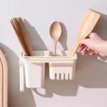Soporte escurridor adhesivo para cocina con palillos, cuchara y espátula de madera.
