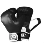 Guantes de boxeo negros con detalles blancos y el número 6.