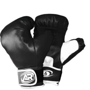 Guantes de boxeo negros con detalles blancos y el número 6.