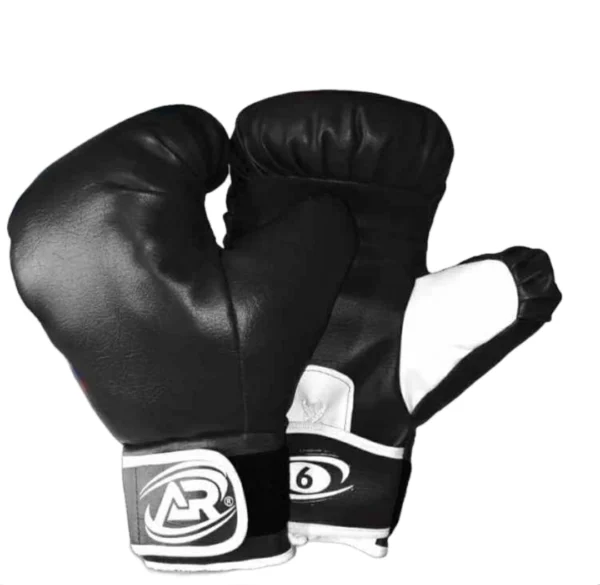 Guantes de boxeo negros con detalles blancos y el número 6.