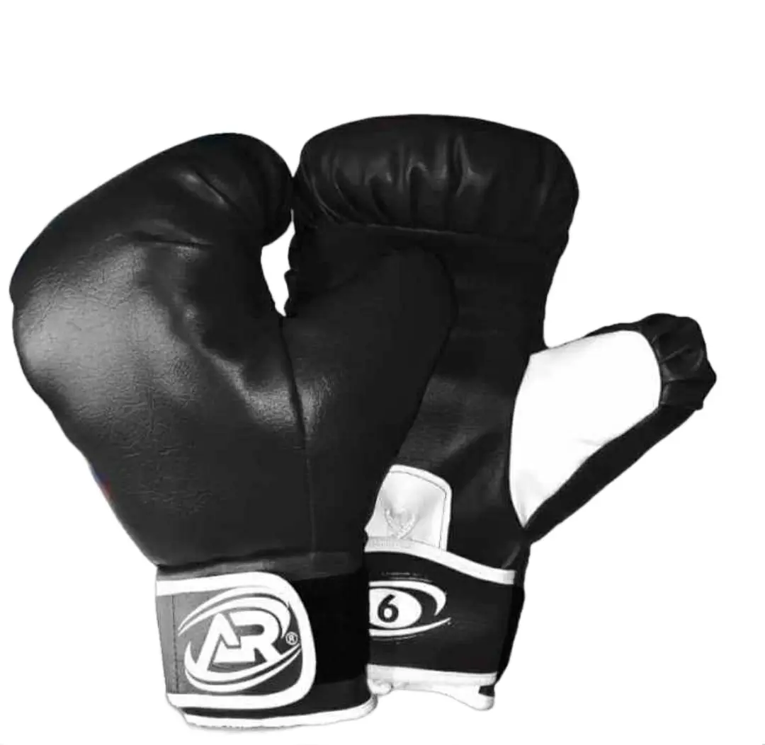 Guantes de boxeo negros con detalles blancos y el número 6.