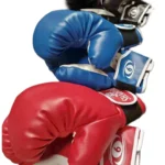 Guantes de boxeo corriente, apilados en rojo, azul y negro, con detalles blancos.