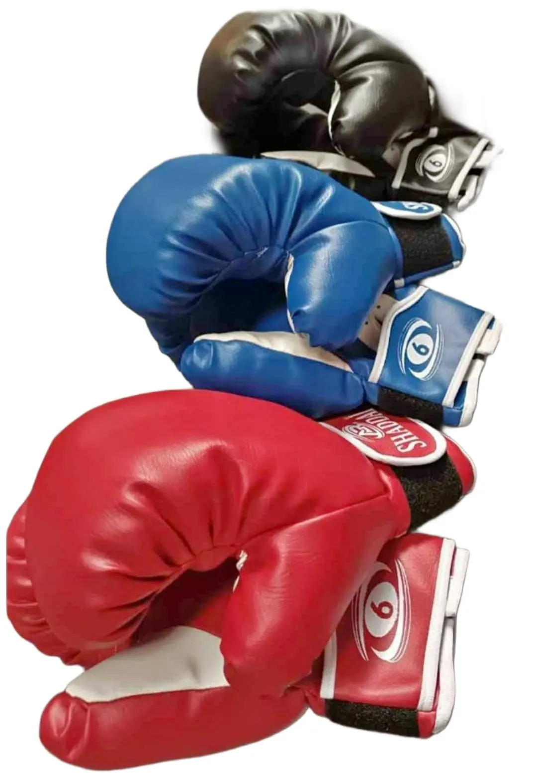Guantes de boxeo corriente, apilados en rojo, azul y negro, con detalles blancos.