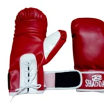 Guantes de boxeo rojos con cordones blancos y logo SHADDAI, listos para entrenar.