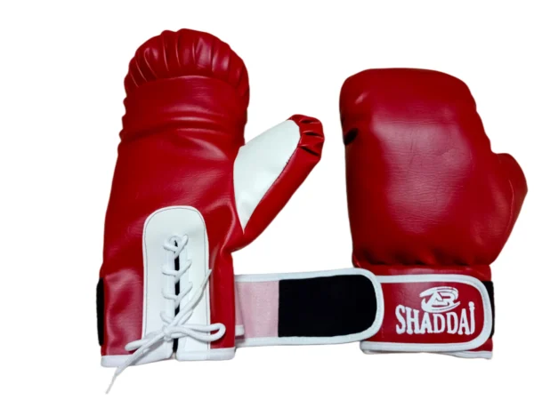 Guantes de boxeo rojos con cordones blancos y logo SHADDAI, listos para entrenar.