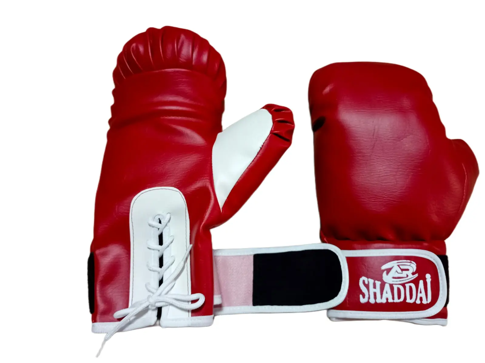 Guantes de boxeo rojos con cordones blancos y logo SHADDAI, listos para entrenar.