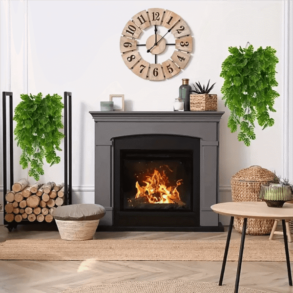 Helecho colgante decorativo artificial verde exuberante, ideal para chimenea con troncos y mesa auxiliar.