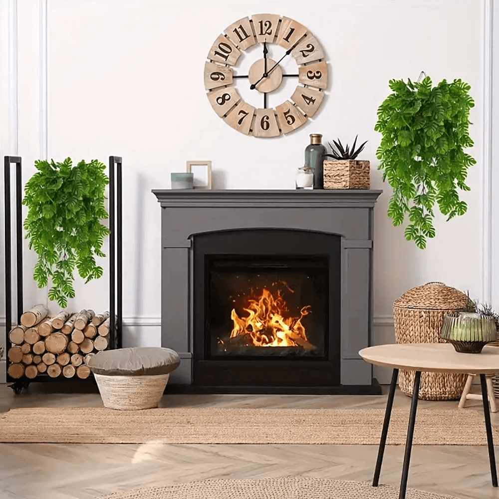 Helecho colgante decorativo artificial verde exuberante, ideal para chimenea con troncos y mesa auxiliar.