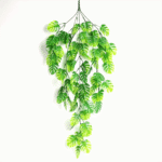 Helecho colgante decorativo artificial para interiores, hojas verdes vibrantes.