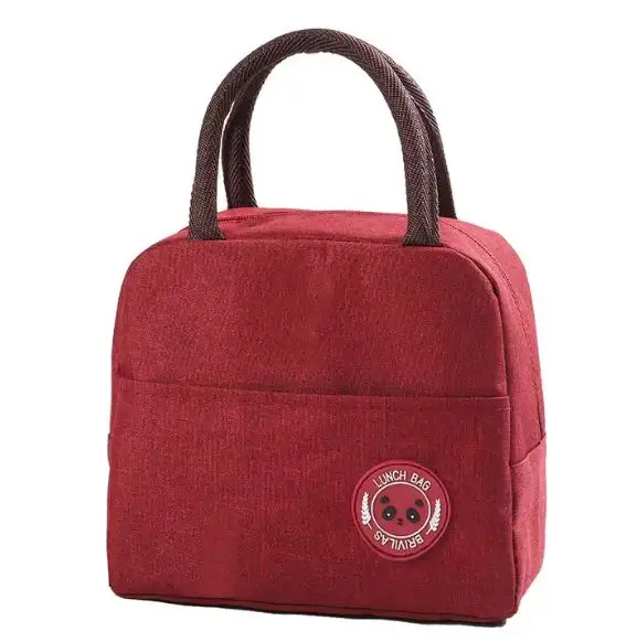 Lonchera térmica roja con asas marrones y parche de panda, ideal para almuerzos.