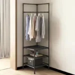 Perchero organizador de ropa negro de 3 niveles con estantes para colocar accesorios y ropa colgada.