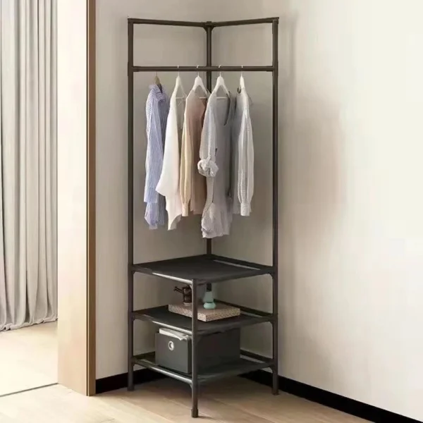 Perchero organizador de ropa negro de 3 niveles con estantes para colocar accesorios y ropa colgada.