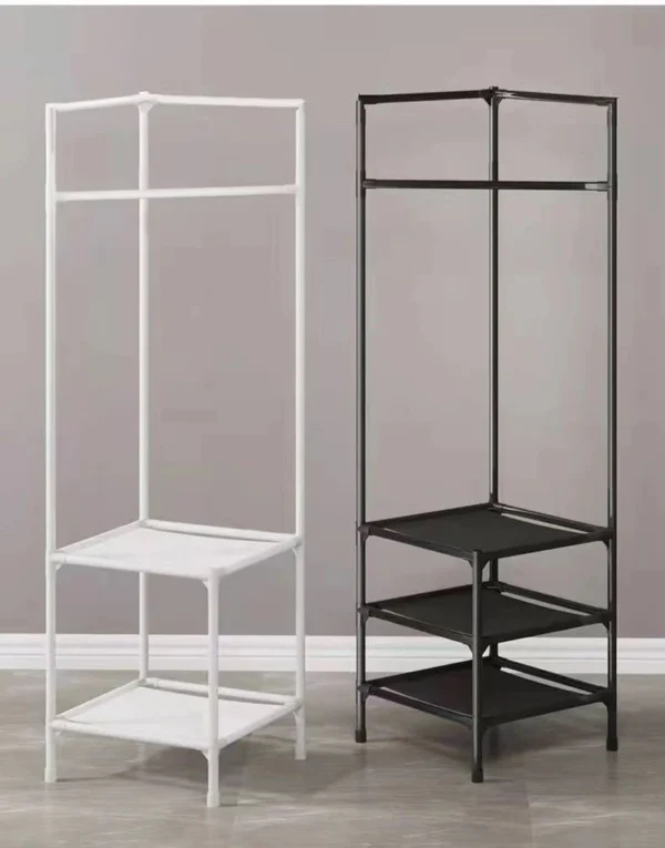 Perchero organizador de ropa blanco y negro con estantes, ideal para colgar y guardar prendas.