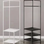 Perchero estante organizador de ropa blanco y negro de tres niveles con barra colgante.