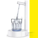 Dispensador de agua eléctrico para mesa, llenando un vaso con chorro de agua refrescante.