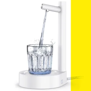 Dispensador de agua eléctrico para mesa, llenando un vaso con chorro de agua refrescante.
