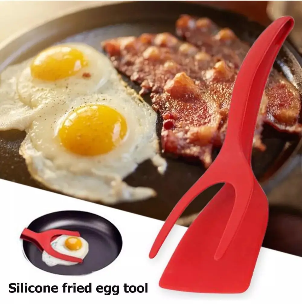 Espátula pinza roja para freír huevos y tocineta fácilmente en sartén.