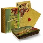 Baraja de póker dorada con diseño de paisaje de Dubái, rey de picas y as de corazones.