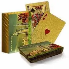 Baraja de póker dorada con diseño de paisaje de Dubái, rey de picas y as de corazones.