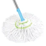 Trapero Twist blanco con mango azul, ideal para limpieza del hogar.