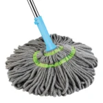 Trapero Twist gris con mango azul y banda verde, ideal para limpieza de pisos.