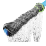 Trapero Twist con agua goteando, parte de limpieza azul y mango azul.
