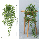 Planta colgante artificial hiedra artf. en matero sobre mesa de madera.
