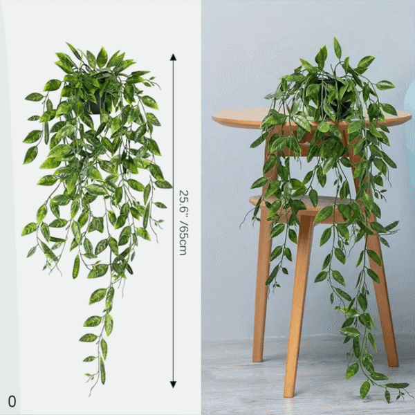 Planta colgante artificial hiedra artf. en matero sobre mesa de madera.